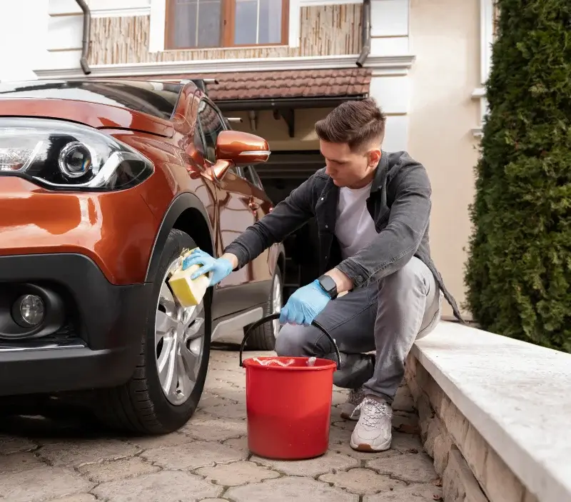 Lavage auto à domicile Feux : professionnel intervenant sur un véhicule